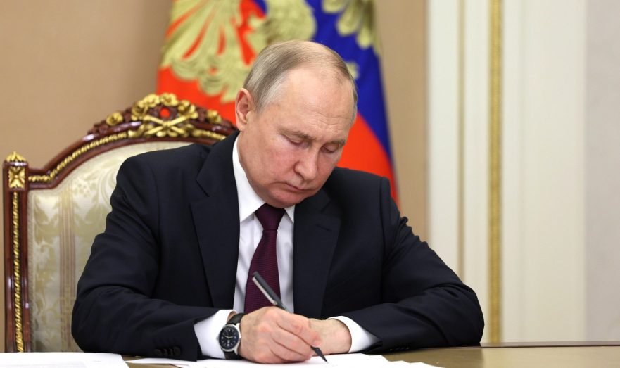 Путин наградил званием народного артиста Лавроненко, Семчеву и Пегову