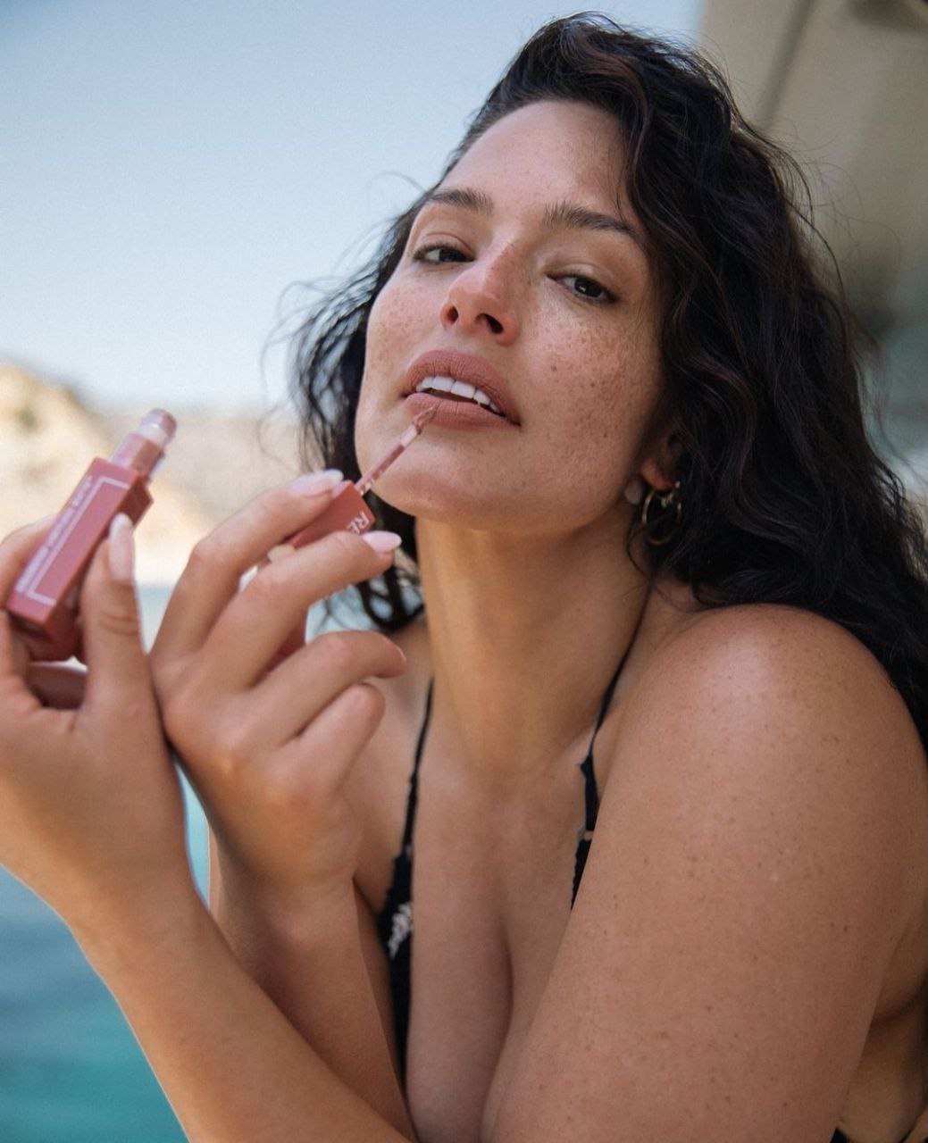 Модель плюс-сайз Эшли Грэм снялась в бикини в рекламе косметики Revlon