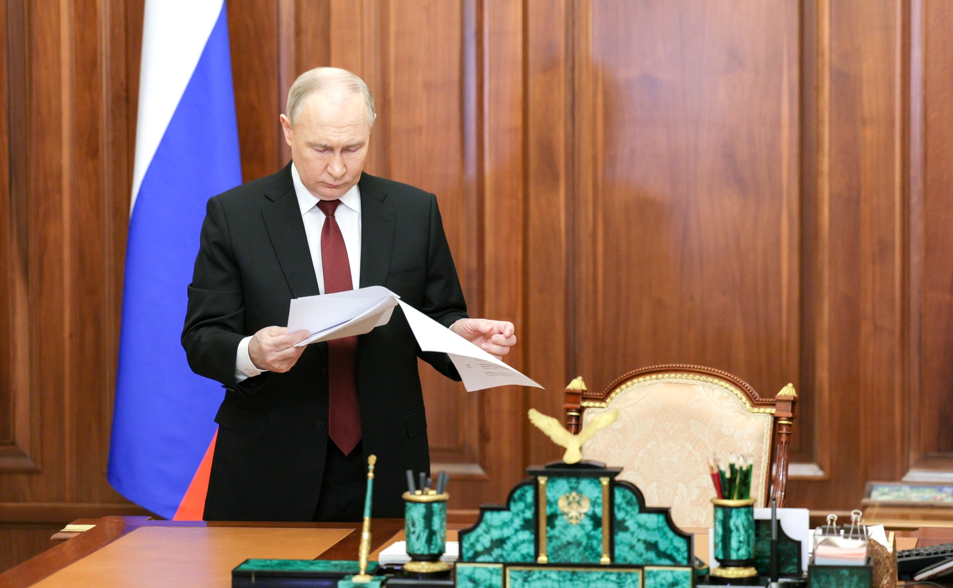 На встрече с Путиным президент Ирана нарушил этикет На встрече с Путиным президент Ирана нарушил этикет