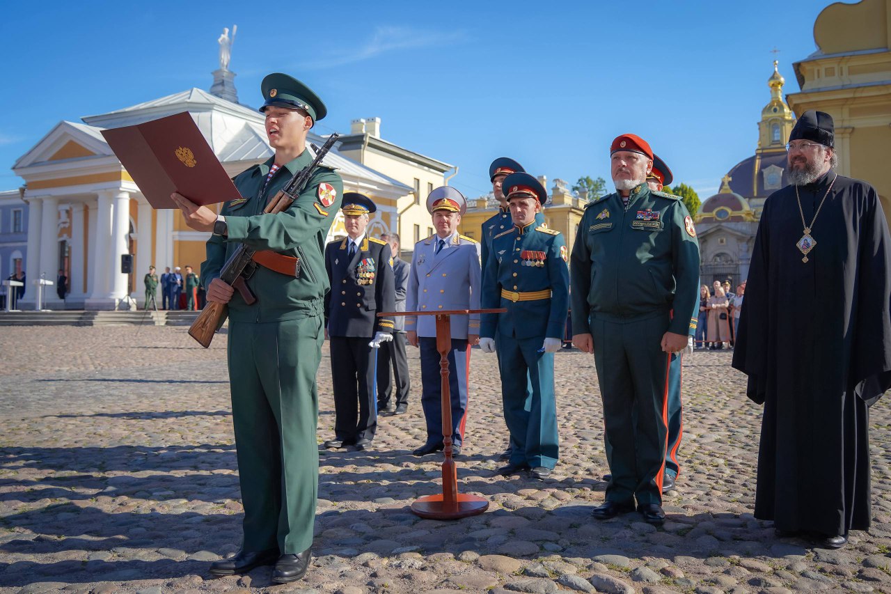 Генерал Воробьев поздравил первокурсников Военной академии Росгвардии с принятием Военной присяги