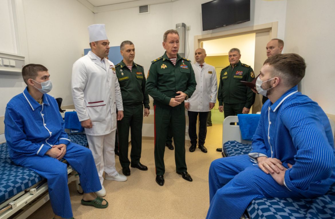 Герой России генерал армии Виктор Золотов вручил госнаграды раненым бойцам СВО