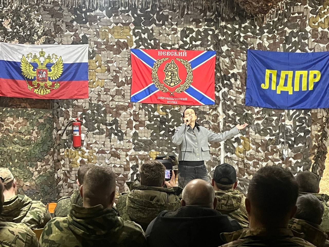 Юлия Чичерина выступила перед бойцами бригады «Невский»