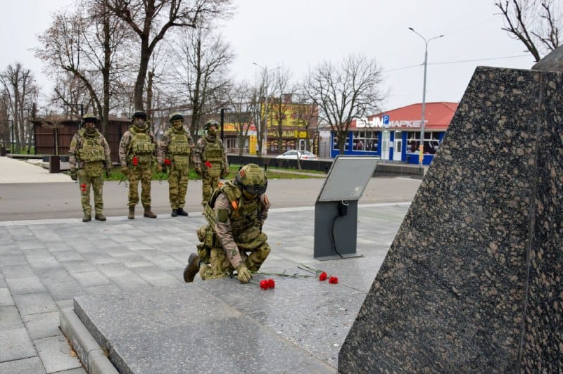Росгвардейцы в зоне СВО почтили память Неизвестного Солдата