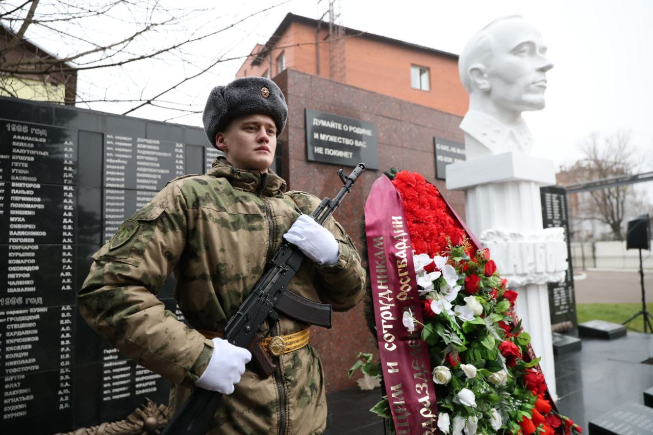 В Подмосковье открыли памятную плиту инженерам Росгвардии, погибшим в ходе СВО