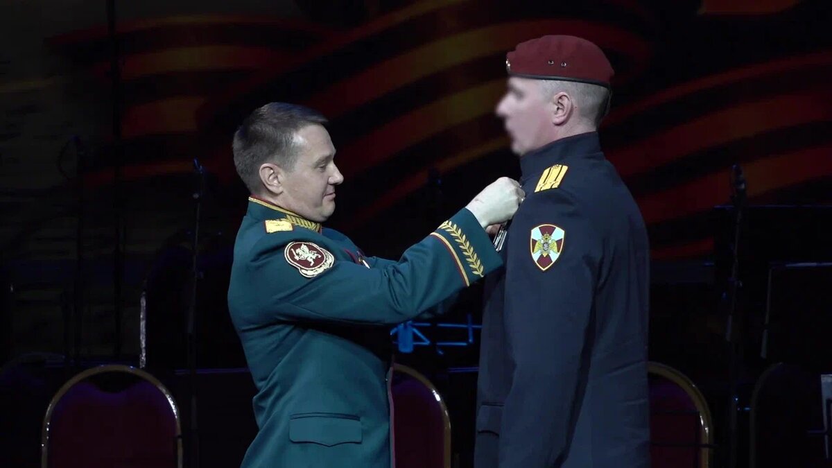 Военнослужащим и сотрудникам Росгвардии на встрече поколений защитников Отечества вручили госнаграды