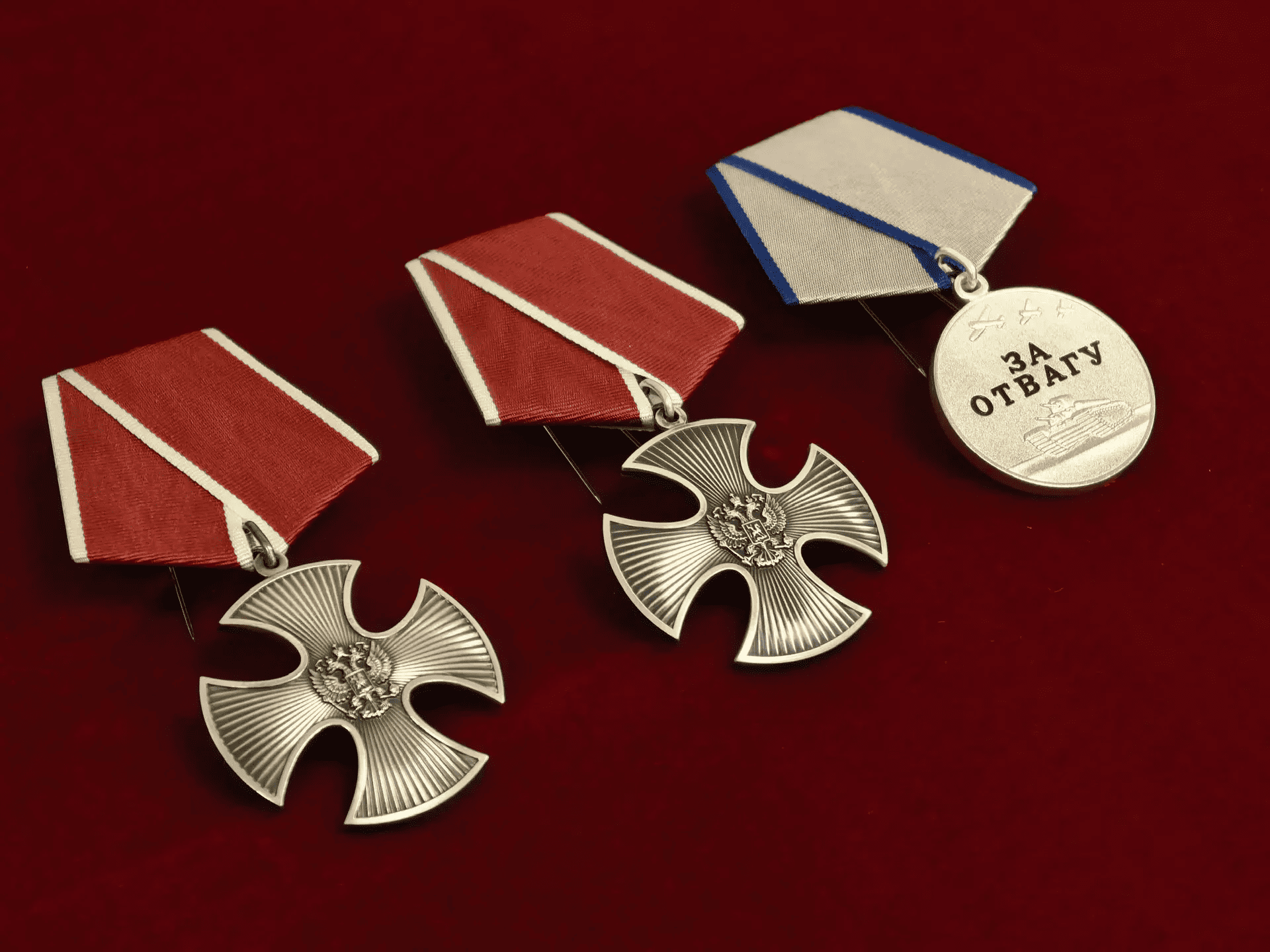 Генерал-полковник Юрий Аверин вручил государственные награды росгвардейцам – участникам СВО