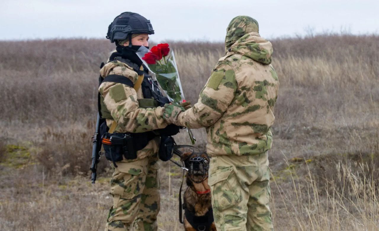 Росгвардейцы поздравили женщин-военнослужаших и сотрудников ведомства, выполняющих задачи спецоперации