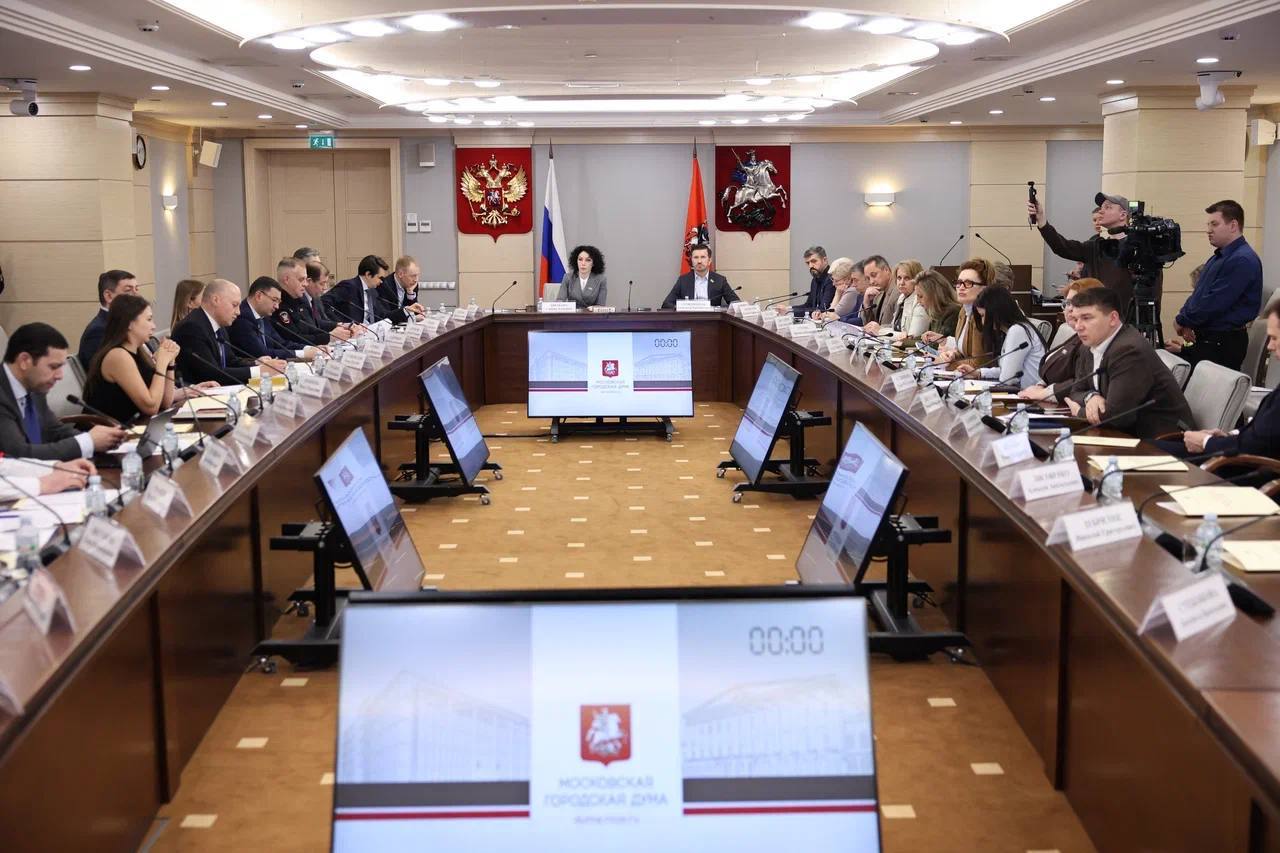 12 марта в Мосгордуме состоялось заседание круглого стола на тему: «Необходимость запрета таксистов — «зазывал» на территориях московских аэропортов и вокзалов»