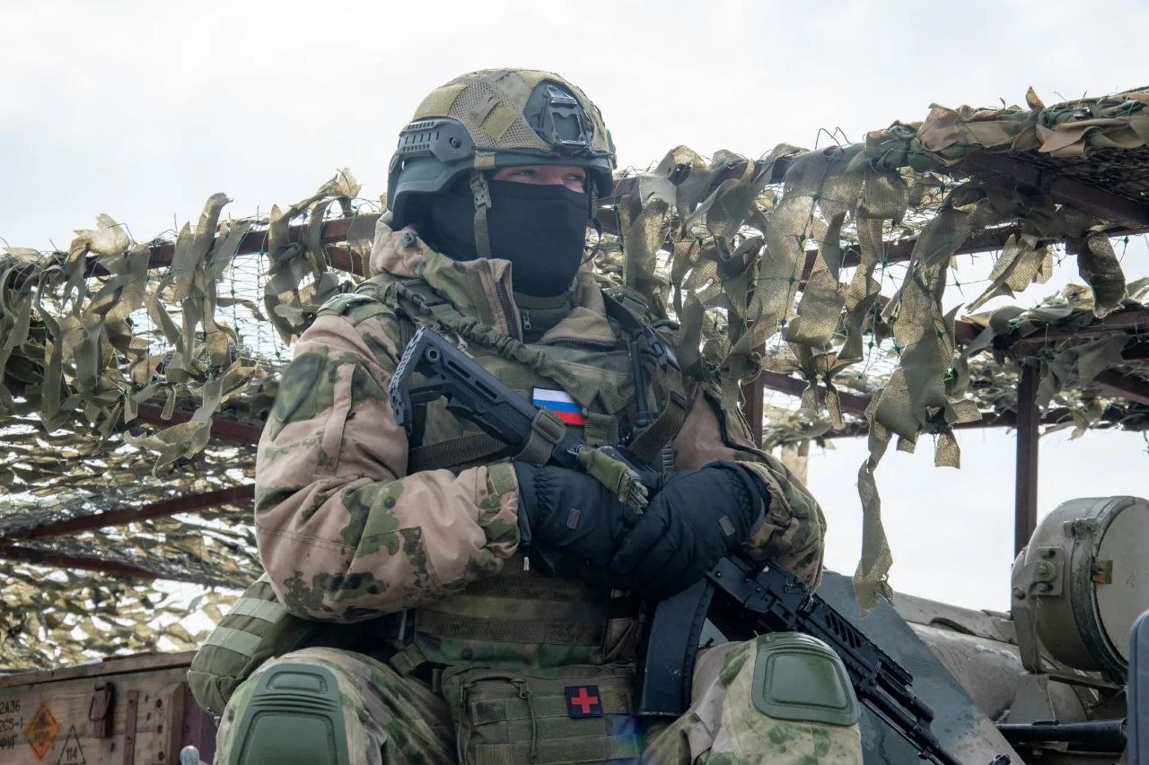 Военнослужащие Росгвардии оказывают адресную помощь жителям ЛНР в условиях весеннего паводка