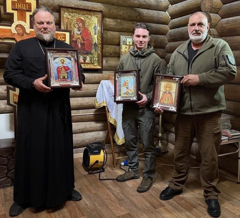 Иконы святых воинов Александра Невского, Дмитрия Донского и Георгия Победоносца передали в часовню бригады «Невский»