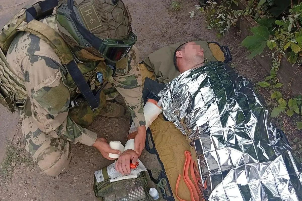 В ЛНР военнослужащие Росгвардии оказали помощь гражданину после атаки вражеского БПЛА